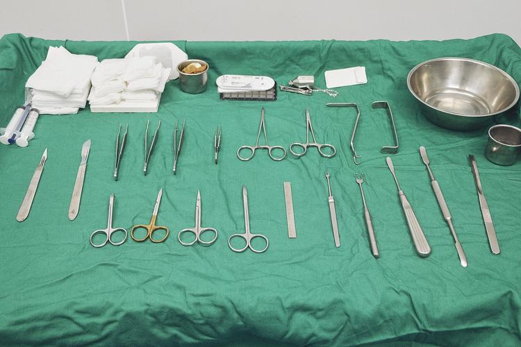 手术开始前的工具准备