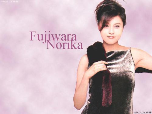 有道是美人迟暮,这次在《生存家族》中再见藤原纪香,居然已经色衰到