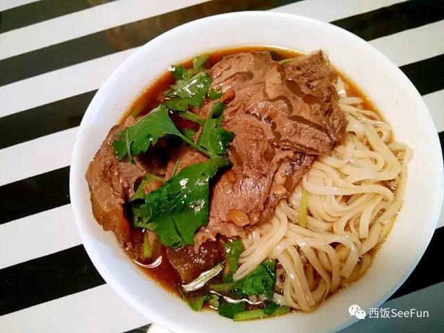 牛肉面:面条煮熟,装入碗里,摆上切片的牛肉,洒上香菜,浇上牛肉卤汁就