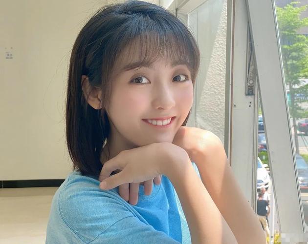 邢菲穿蓝色t恤,流利的短发,看到她笑后,粉丝:邻家女孩