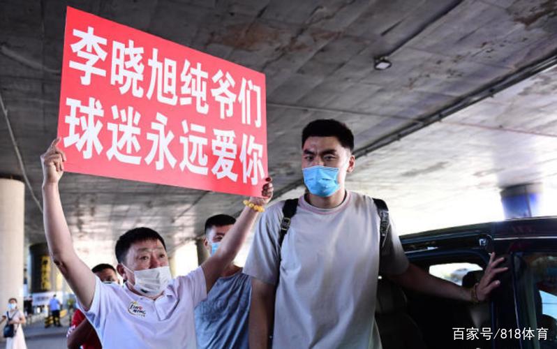 李晓旭回沈阳球迷热情接机!二哥一瘸一拐走出机场,女孩坐轮椅迎接
