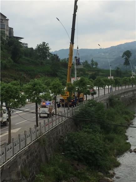 武隆区长坝镇及时维修滨江路路灯确保市民夜间出行安全