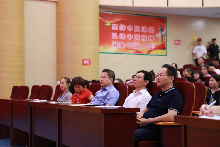 龙岩市教育局党组书记,局长罗初辉等领导到场观看比赛