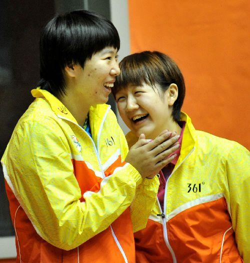 暖心大姐大!陈梦帮孙颖莎戴口罩上热搜,当年李晓霞也这么呵护她