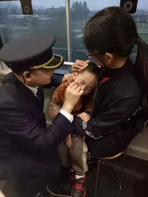 小旅客突发高烧暖男列车员这一抱像极了父亲