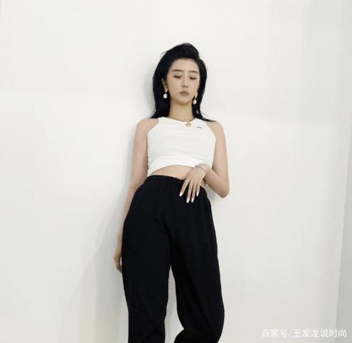 赵小棠解锁一组新年大片,复古短发充满年代感,镜头时尚力绝