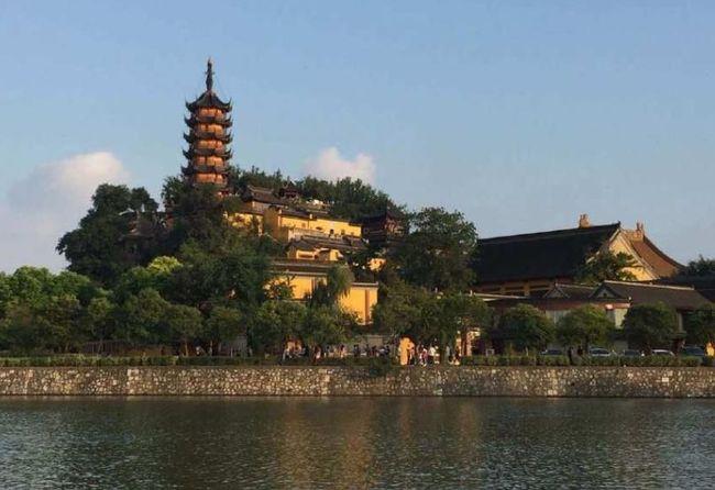 文殊寺,大明寺并列为中国的四大名寺,与中国其他寺庙坐北朝南的方位不