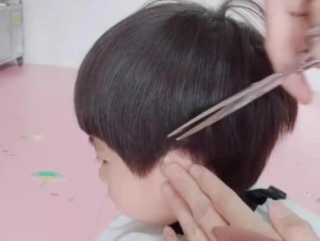 一岁女宝宝发型修剪