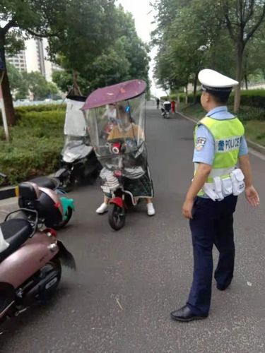 蚌埠交警重拳整治电动车逆行,闯红灯等违法行为!血的教训要牢记!