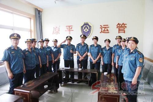 向市运管局汇报换装情况整理服装