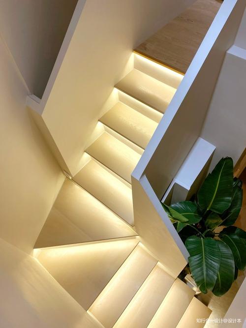 楼梯是定制的橡木踏板,脚感舒适.每一步都安装了led暖底灯带.