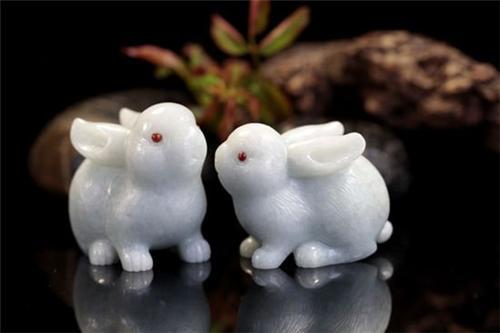 翡翠 俏雕瑞兔摆件鉴定 拍卖