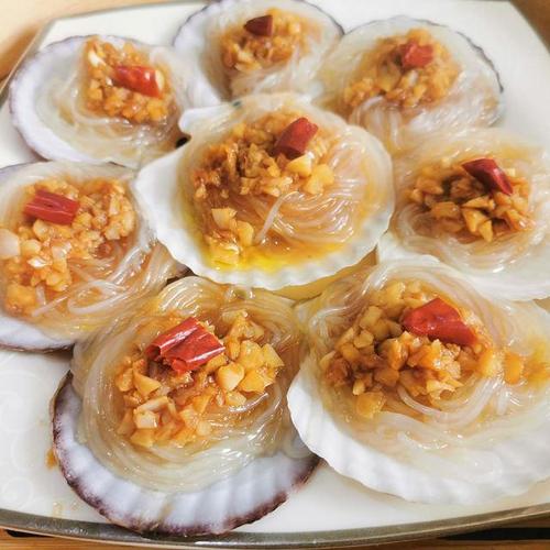 蒜蓉粉丝蒸扇贝,一道非常经典的蒸菜,很鲜很香很好吃