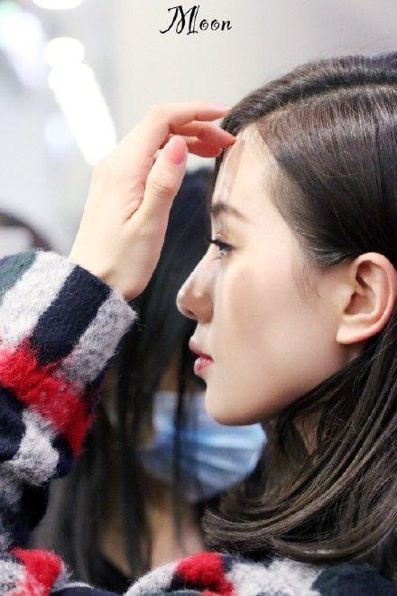 刘诗诗# 卧槽,我静静拍摄的时候,看到这完美的侧脸心