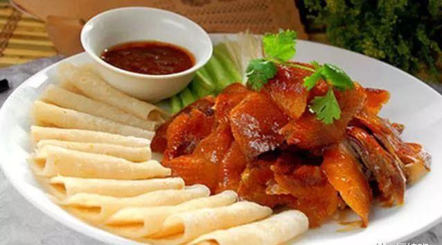 这第四道美食,就是我们熟知的北京烤鸭了.