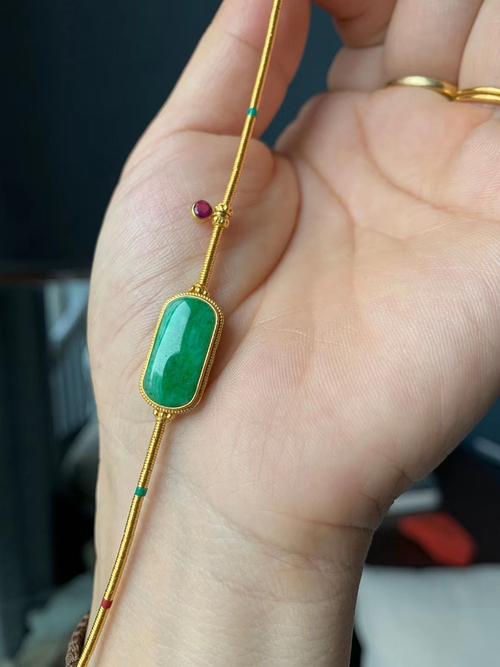 上新设计款 足金镶嵌辣绿色翡翠手牌.