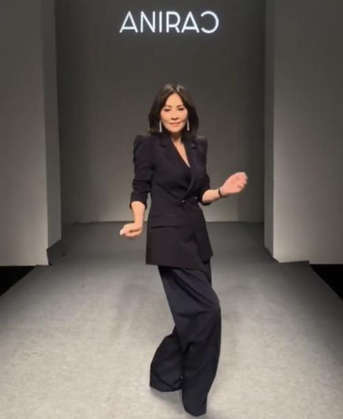 刘嘉玲服装品牌anirac在上海办秀,ig留言:感谢两位大帅哥!