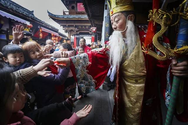 春节老人送"福"