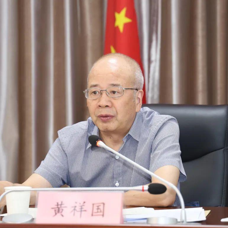 鄂州中院座谈会上,黄祥国组长一行听取了陈旗院长关于全市法院教育
