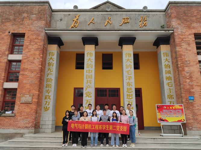 支部全体党员在柳州军事博物馆合影留念践行"不忘初心,牢记使命"主题
