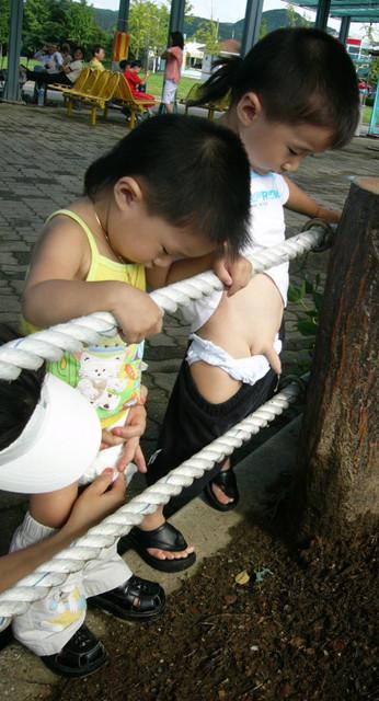 4岁孩子的小鸡鸡比10岁孩子的还大怎麼回事