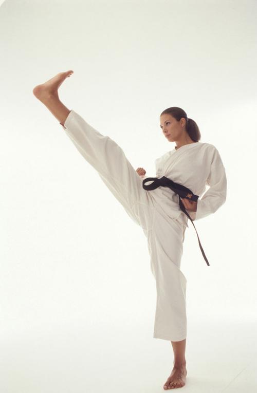 量跆拳道的美女图片