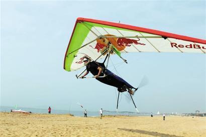 "真正飞起来后,滑翔翼选手要关掉引擎,靠风力移动身体的重心来