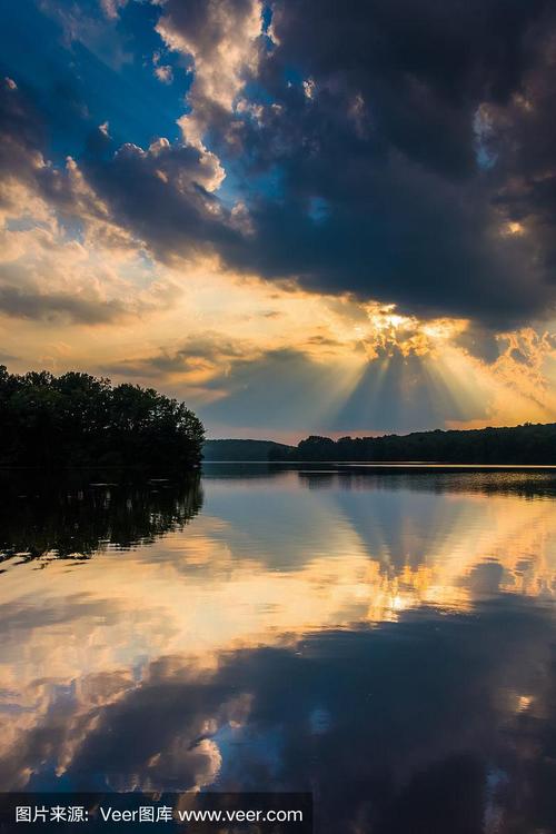 吉福德平肖特州立公园平肖特湖上的落日余晖