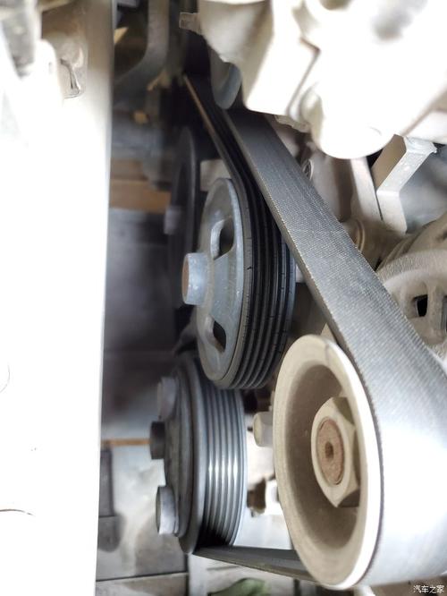 这个是叫发电机皮带吧连着发电机周围其他部件一圈