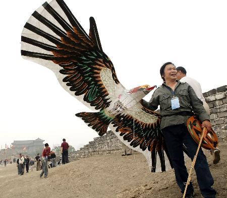  p>盘鹰属软翅类鹰风筝,是鹰风筝的一种,是一种可以盘旋飞行的风筝,是