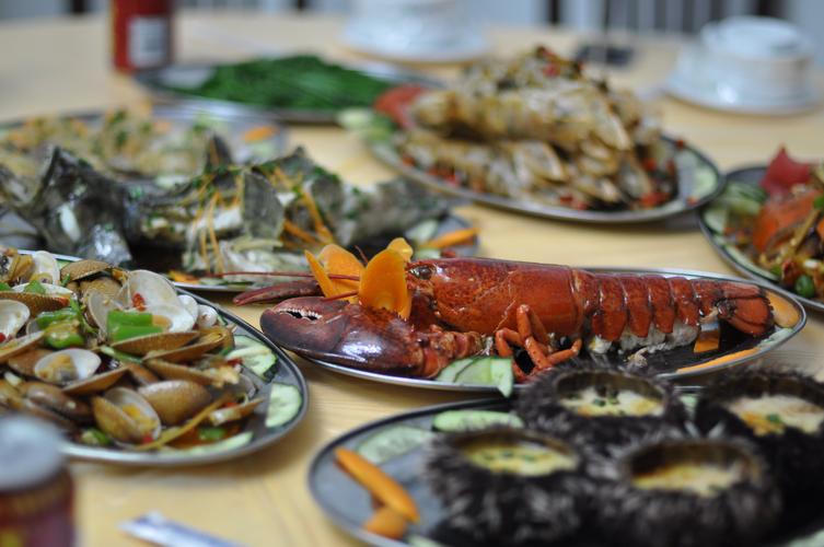 正值春节海鲜"特价"一桌八菜一汤的海鲜大餐人均约为几十块,相比内陆