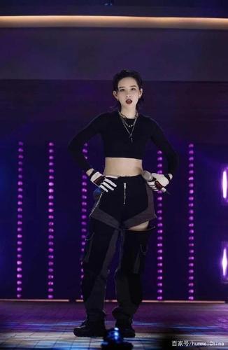 乘风破浪的姐姐李斯丹妮穿hummel白t恤,这造型飒