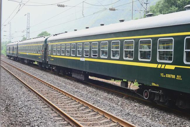 乐山有一趟绿皮火车,票价6年不涨,最低只要2元,沿途风景绝美!