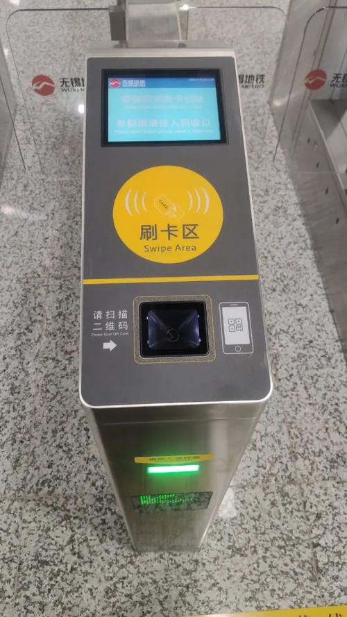 3号线刷卡机更高大上,刷卡成功后,不仅滴一声,还会语音提示刷卡成功