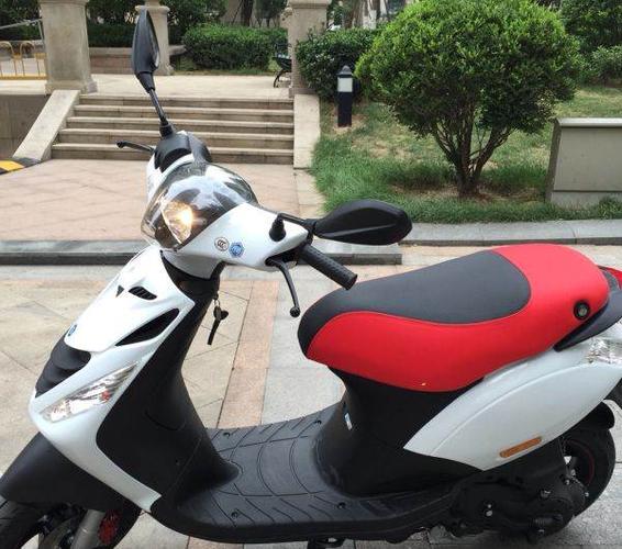 比亚乔淑女摩托车