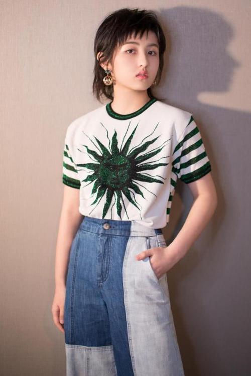 张子枫的裤子太牛了,增高了不止20厘米,走路不会踩到裤腿吗