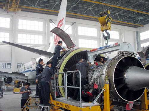 成都维修基地首次完成trent700型发动机吊装