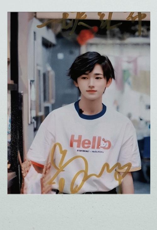 想收集一些宋亚轩的拍立得.