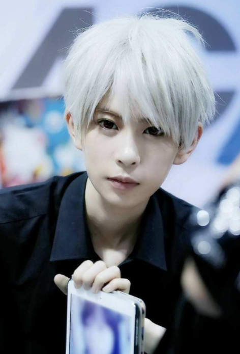 熊祁终于放弃cos,看到他"素颜照片",这不是曾经的qq头像吗?