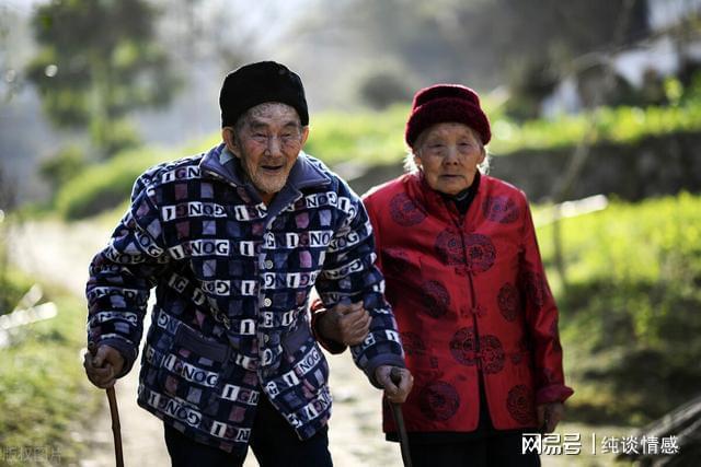 人到晚年,为什么最亲的人不是老伴儿?3位60岁退休老人这样说