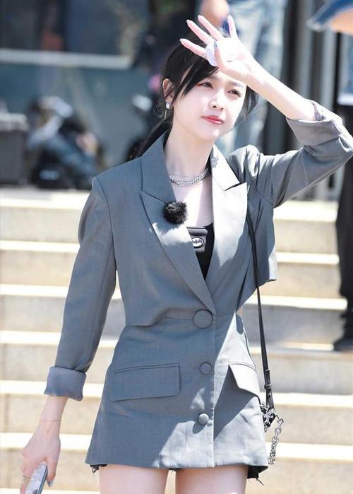 《以家人之名》李尖尖戏里戏外大不同,把西装当连衣裙