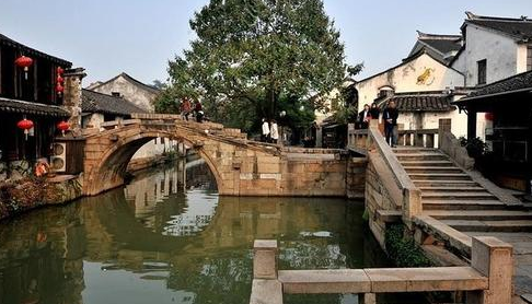 主要游览有双桥周庄位于苏州昆山市最南端乡镇,为江南古镇之一,最早