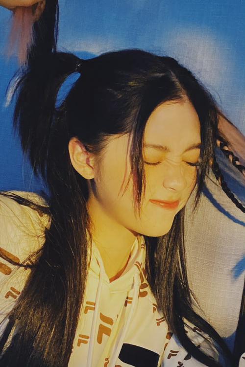 欧阳娜娜粉色挑染双马尾造型##欧阳娜娜暖光胶片感写真