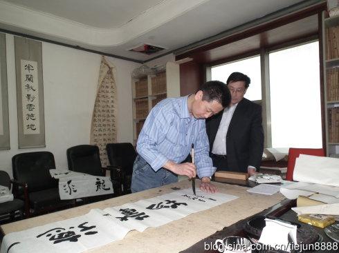 书法家蔡铁军赴石家庄为艺友创作书法作品
