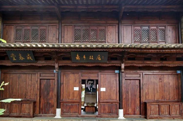 昆明聂耳故居就坐落在原云贵总督府前的官道,现在的甬道街上73,74号.