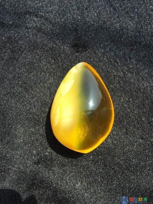 把原来用于瓷器釉色的术语用到琥珀上,意思是指颜色黄,质地均匀,没有