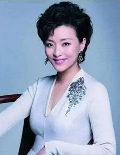 小撒主持央视全新娱乐节目《我们有一套》一改往日严肃镇定形象,幽默