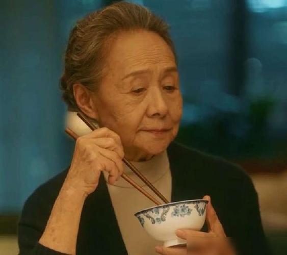 已经八十多岁,但通过脸部上面皱纹,仍然可以看出是一位容光焕发的女人