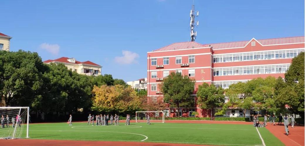 除了"学霸"人设,张江集团中学的艺体活动也很丰富,健美操,足球赛