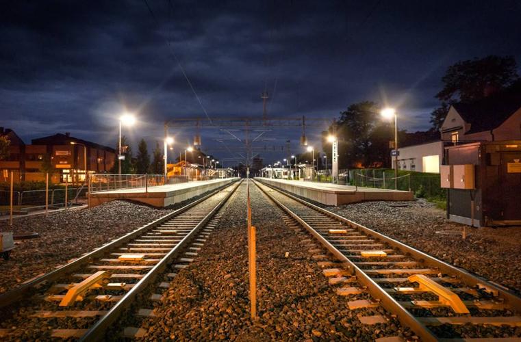 为啥坐火车夜晚经过某些站的时候,列车乘务员会强制要求拉窗帘?